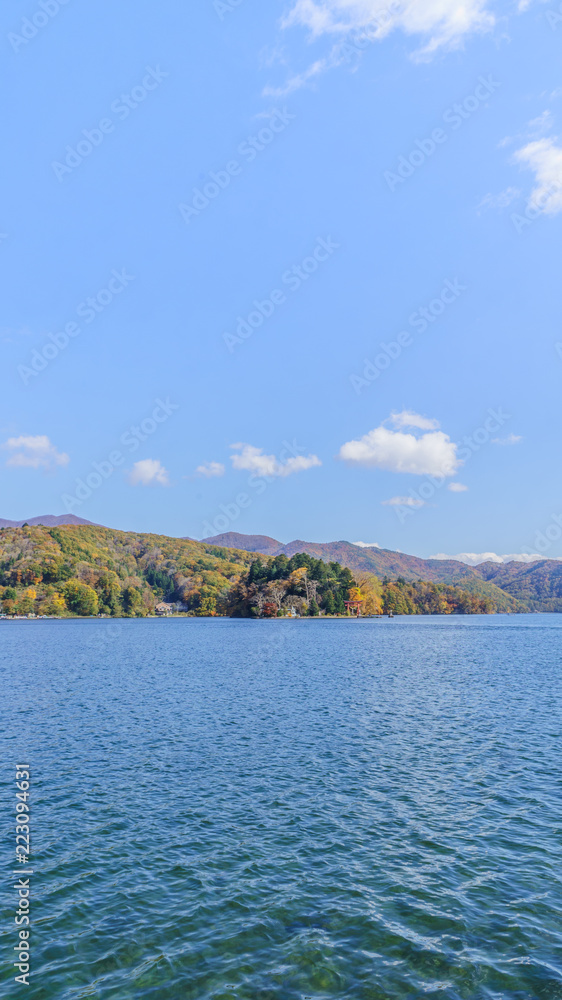 秋の野尻湖の風景