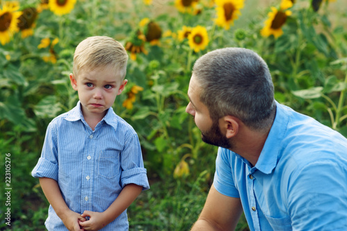 Obraz na płótnie Frustrated, the son and the father . Father calms son for a walk w salonie