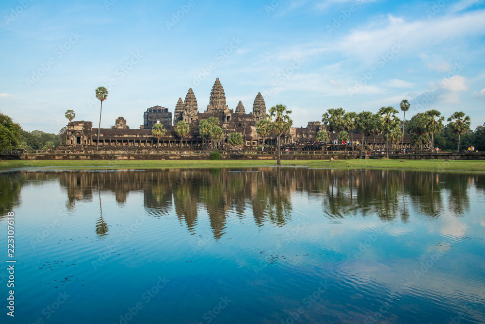 Naklejka premium Piękne odbicie Angkor Wat, ogromnego i największego pomnika religii na świecie. Znajduje się w Siem Reap w Kambodży.