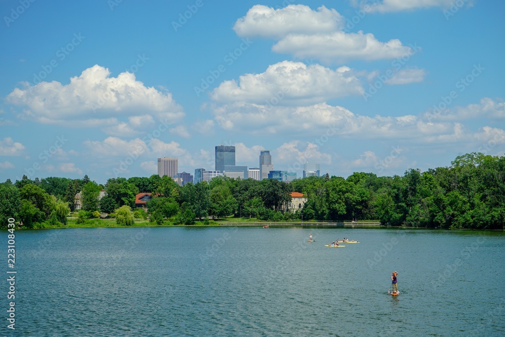 Fototapeta premium Minnesota lake overlooking downtown Minneapolis