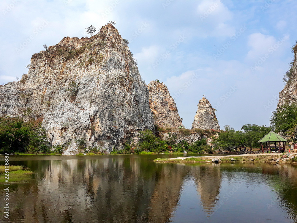 Stunning lake view with rock mountain and blue scattered clouds background in the South East Asia, bellissima vista lago con montagne in Sud Esta Asia Stunning lake view with rock mountain and blue scattered clouds background in the South East Asia, bellissima vista lago con montagne in Sud Esta Asia