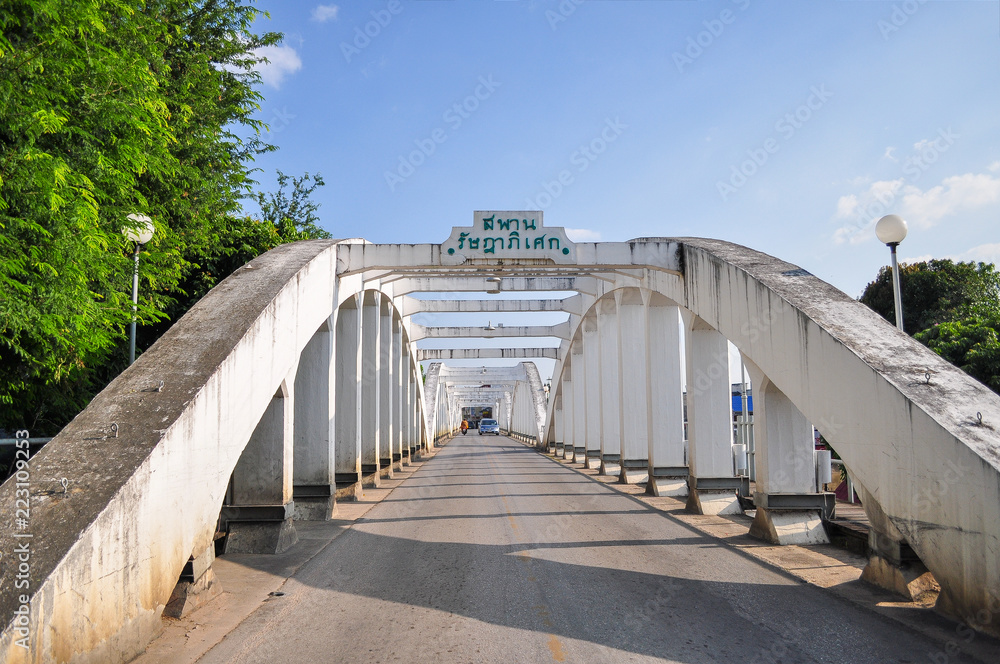 Fototapeta premium Ratsadaphisek bridge