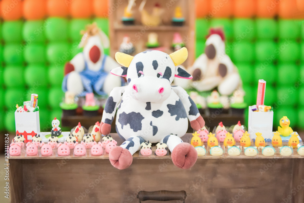 Birthday table decorated farm theme - Cow