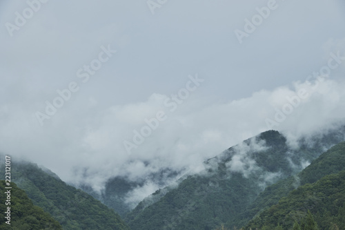 霞がかった山