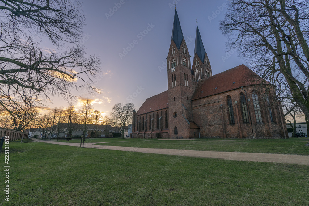 Neuruppiner See promenade mit Kirche und Türmen