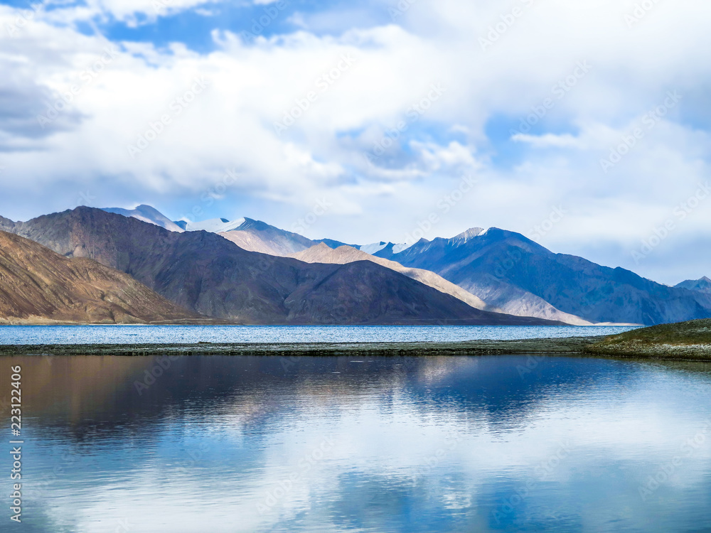 Naklejka premium Pangong Lake or Pangong Tso with mountains reflection, Ladakh, India.