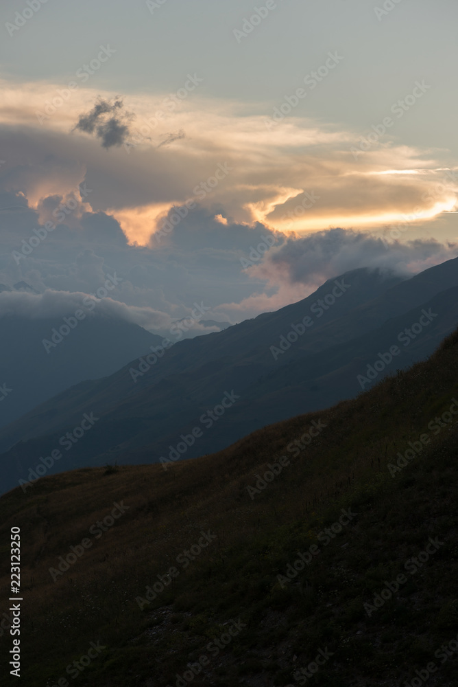 Obraz premium Cloudy sunset in the mountains of Valle de Aran