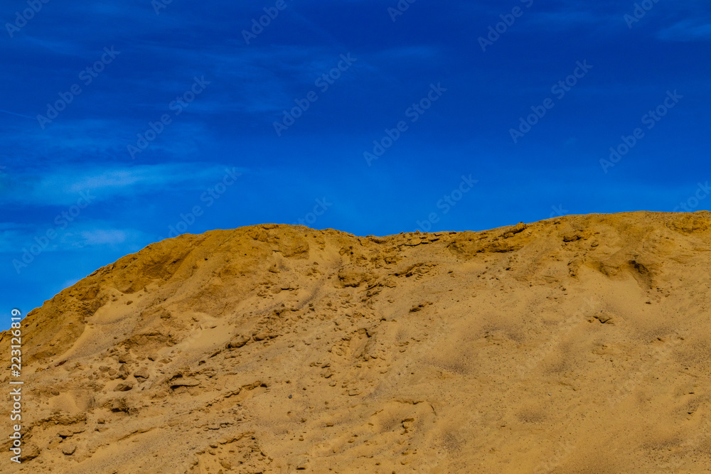 Sanddüne vor blauem Himmel