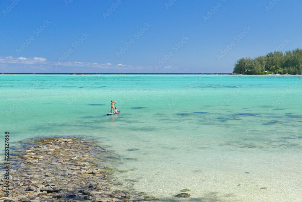 paddle dans le lagon de Moorea paddle dans le lagon de Moorea