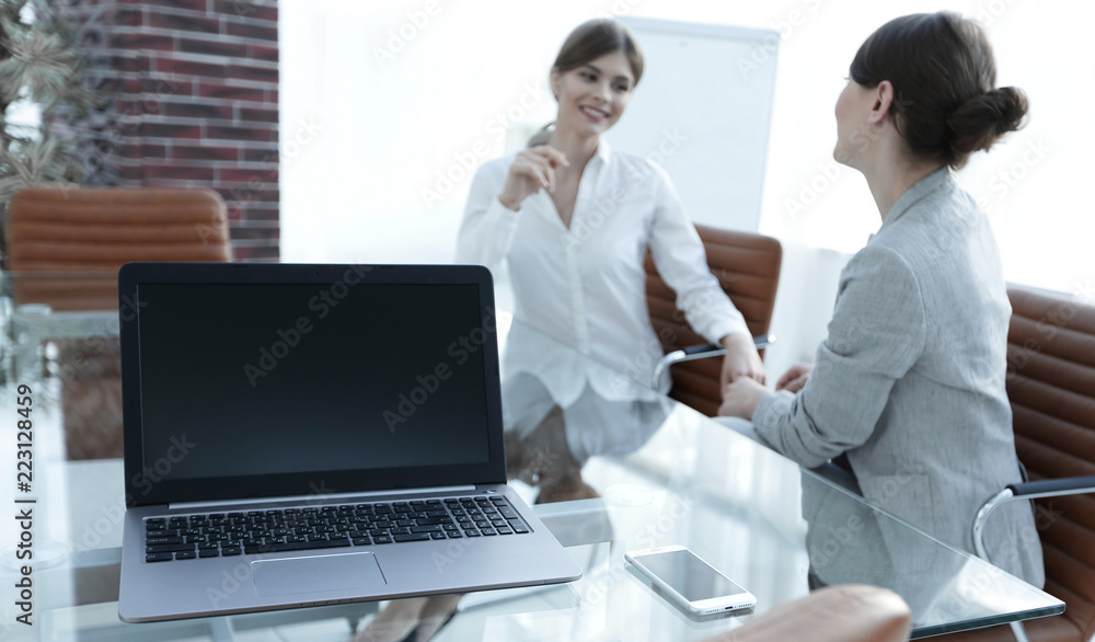 Obraz premium laptop and a smartphone on the desktop of a businessman