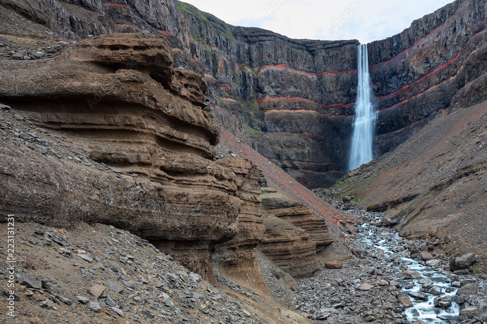 Fototapeta premium Hengifoss Waterfall ISLAND (Hallormsstadur)