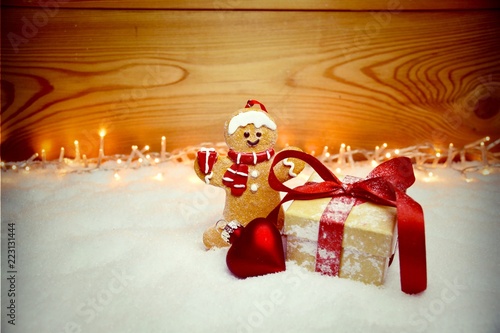 Weihnachtsgeschenk mit rote...