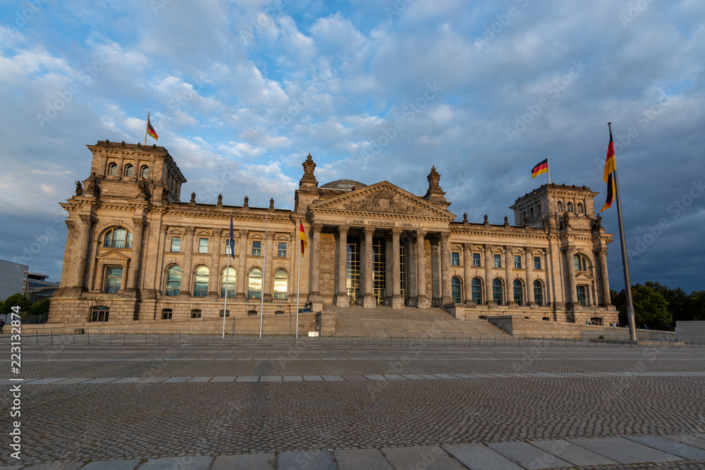 Obraz premium German parliament Bundestag in Berlin during sunset