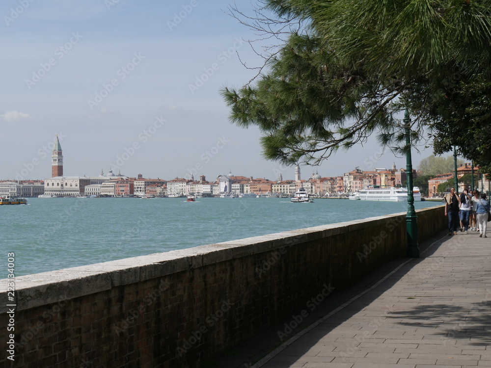 Venezia - panorama della Riva degli Schiavoni dal Parco delle Rimmbranze