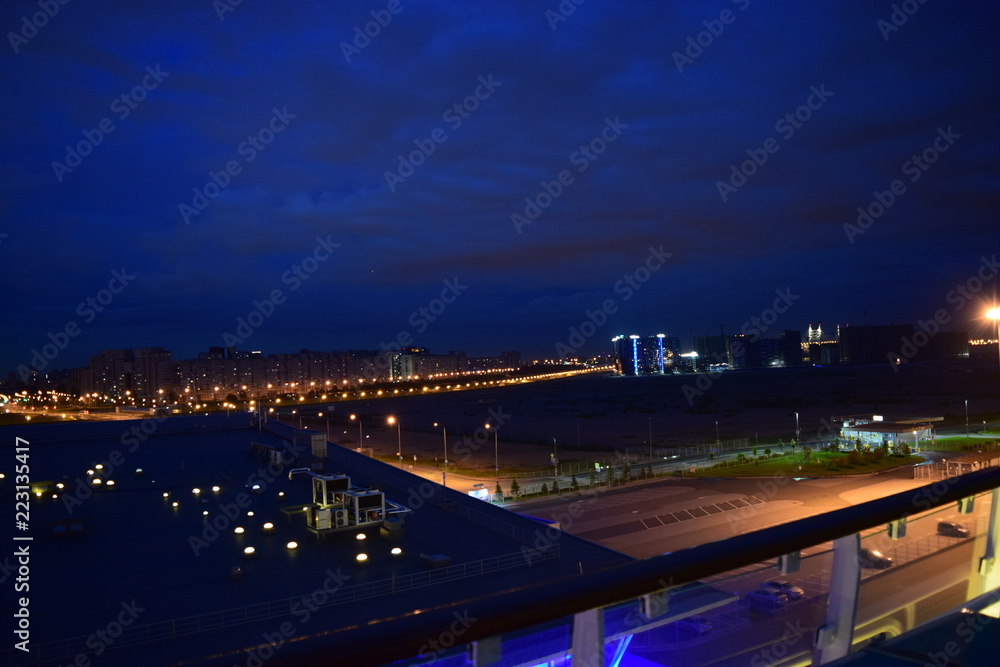 Neuer Hafen Sankt Petersburg bei Nacht 01