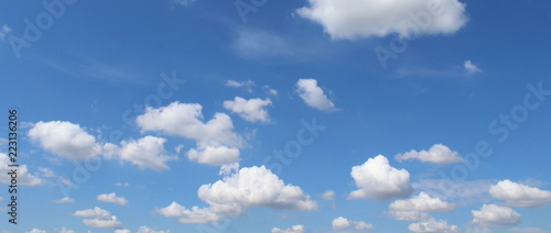 Nuvole nel cielo in una bella giornata photo