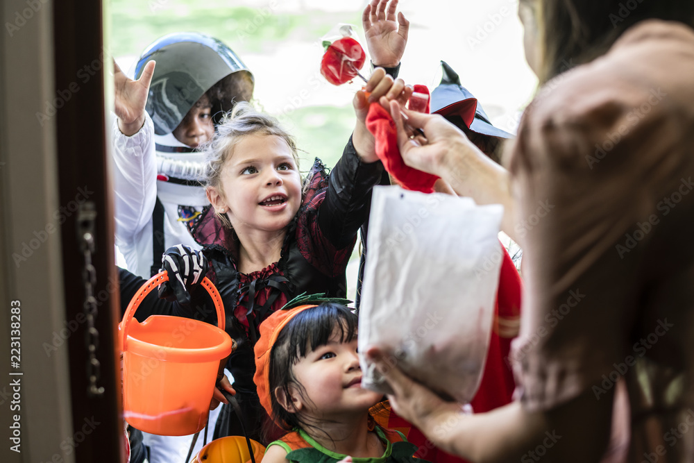 Obraz premium Little children trick or treating on Halloween