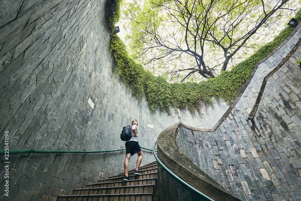Naklejka premium Spiralne schody podziemnego chodnika