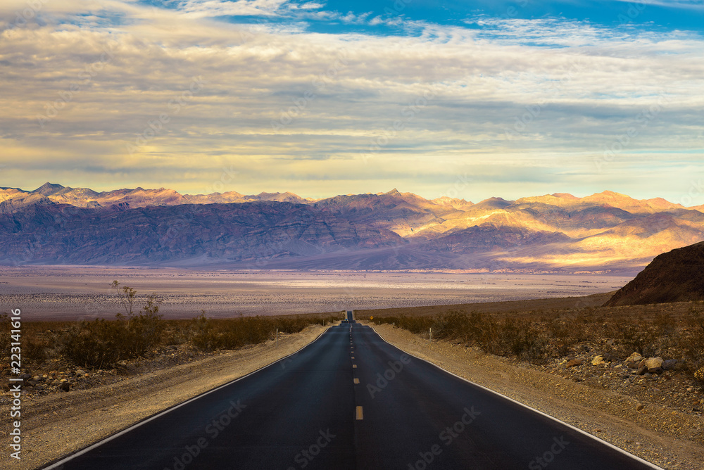 Fototapeta premium Pusta droga biegnąca przez Dolinę Śmierci