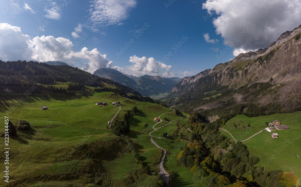 Drohnenaufnahme der Pragelpass Strasse von Muotathal nach Näfels in der Schweiz