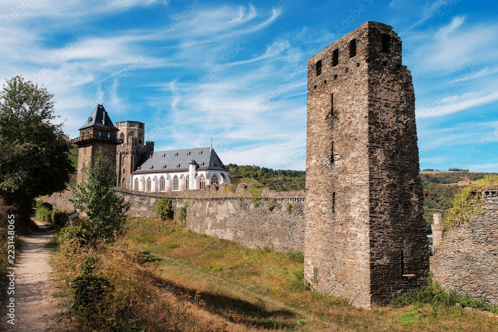 Stadtmauer mit Wehrtürmen von Oberwesel am Rhein mit der St. Martin-Kirche im Hintergrund