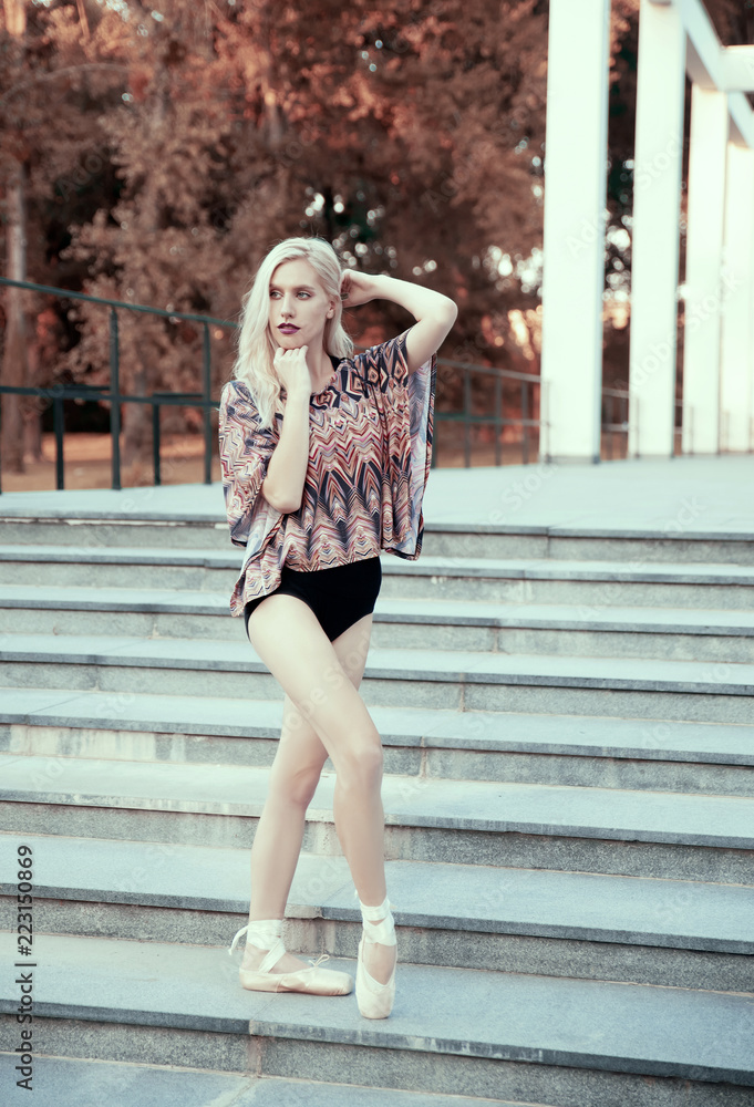Obraz premium Modern ballerina practicing outdoors
