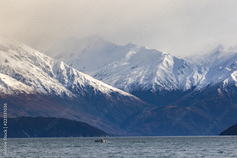 foggy and cloudy climate of lake wanaka most popular traveling destinationa in new zealand