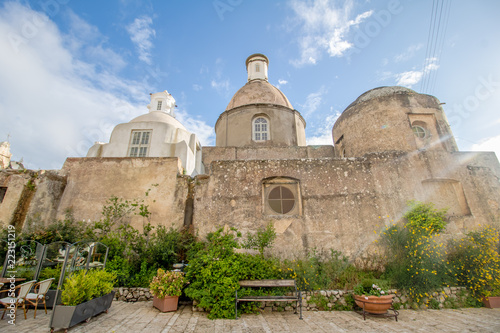 Die Santa Sofia Kirche befindet sich auf der Piazza von Anacapri, auf der Insel Capri, Italien. photo