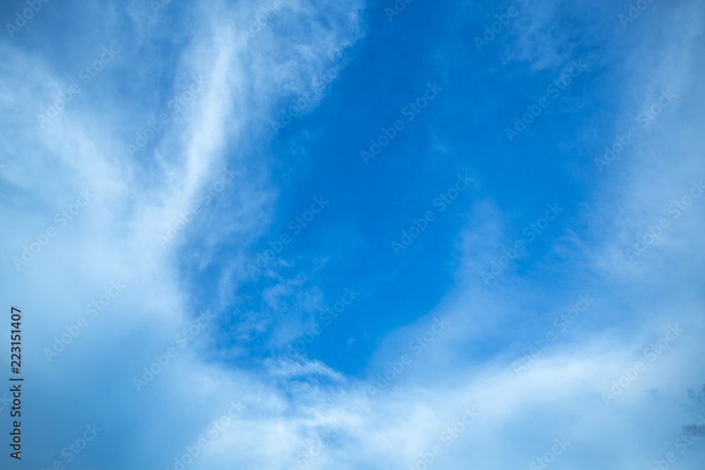 Obraz premium Blue sky with clouds background.Sky daylight. Natural sky composition. Element of design.