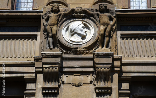 Relief an der Fassade der Uffizien in Florenz photo