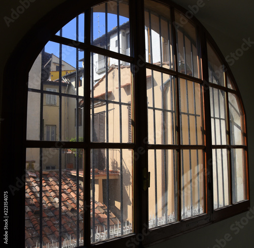 Blick aus einem Fenster der Uffizien auf die Dächer der Altstadt von Florenz photo