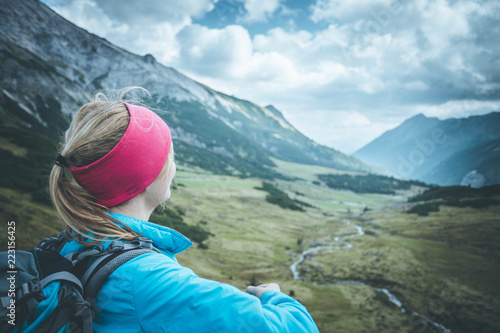 Junge blonde Frau in den Bergen, Blick in die Ferne, Abenteuer