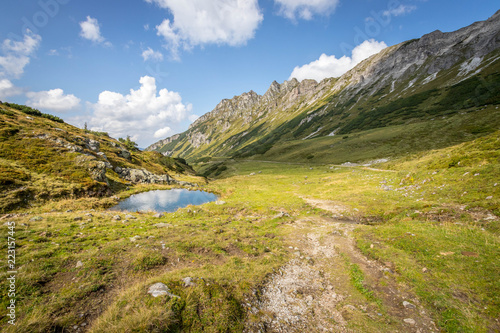 Almlandschaft in Salzburg, Felsen, Berggipfel und blauer Himmel