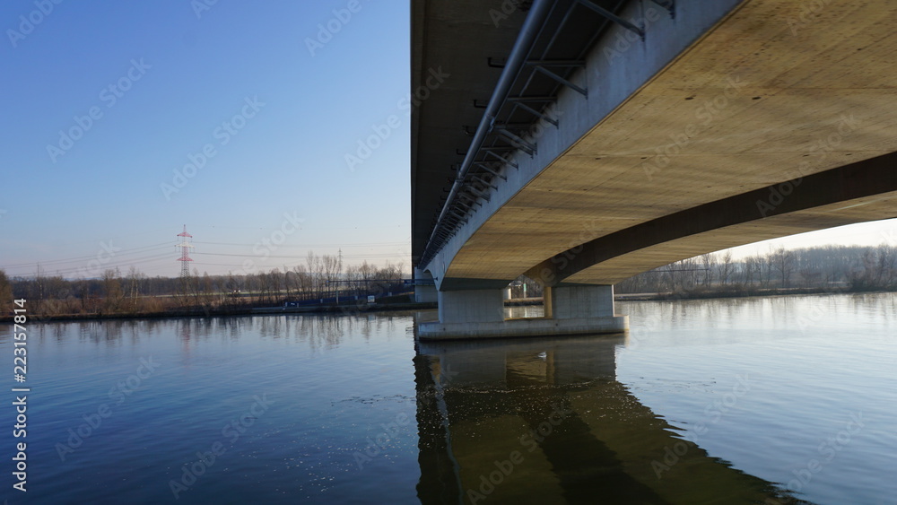 Brücken über der Donau zwischen Krems in der Wachau und Wien im Frühling