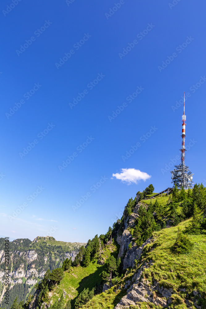 Blick vom auf den Sendeturm des Niederhorns - Berner Oberland, Schweiz