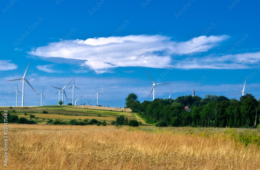 farma wiatrowa na wzgórzach koło Darłowa
