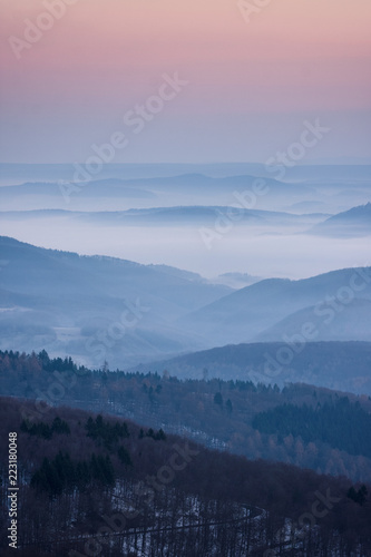 Hügeliges Werratal am Wintermorgen © Moritz Ziegler