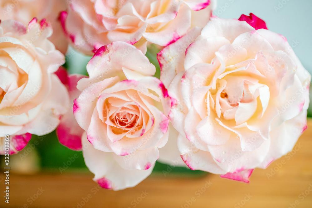 Fototapeta premium pink roses on a wooden tray