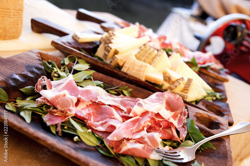 Vassoio di salumi e formaggi ben ordinativo su vassoio in legno photo