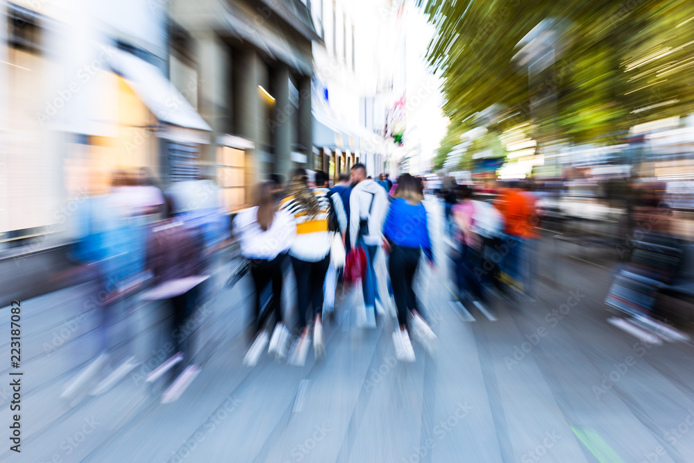 Obraz premium creative zoom picture of crowds of people in the city