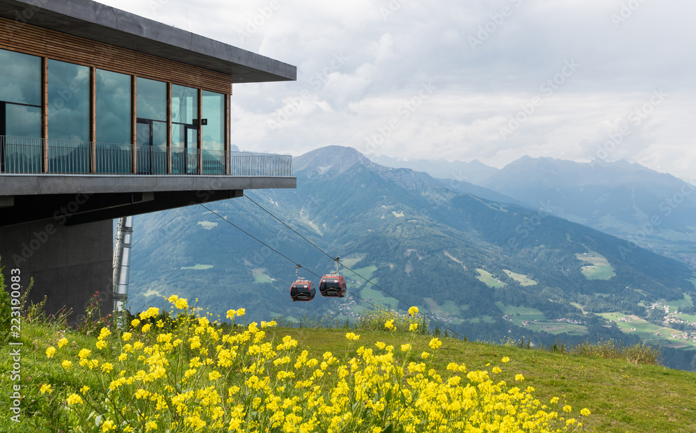 rote Gondeln einer Bergbahn