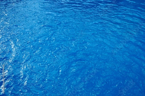 Blaues klares Wasser im See oder Pool