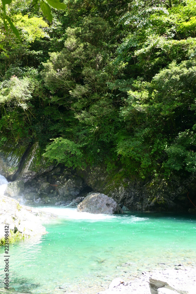 エメラルドグリーンの渓谷。仁淀川の上流域、安居渓谷。仁淀川 高知 日本。9月中旬。 エメラルドグリーンの渓谷。仁淀川の上流域、安居渓谷。仁淀川 高知 日本。9月中旬。