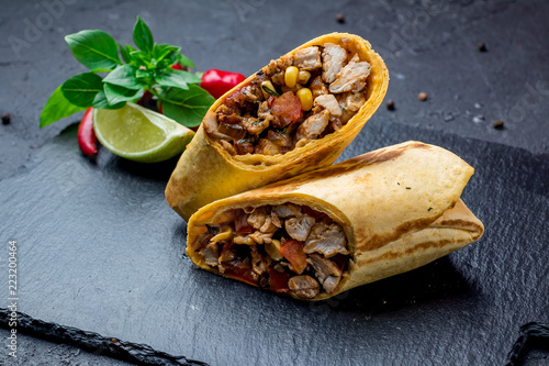 Foto Mexican chicken burrito