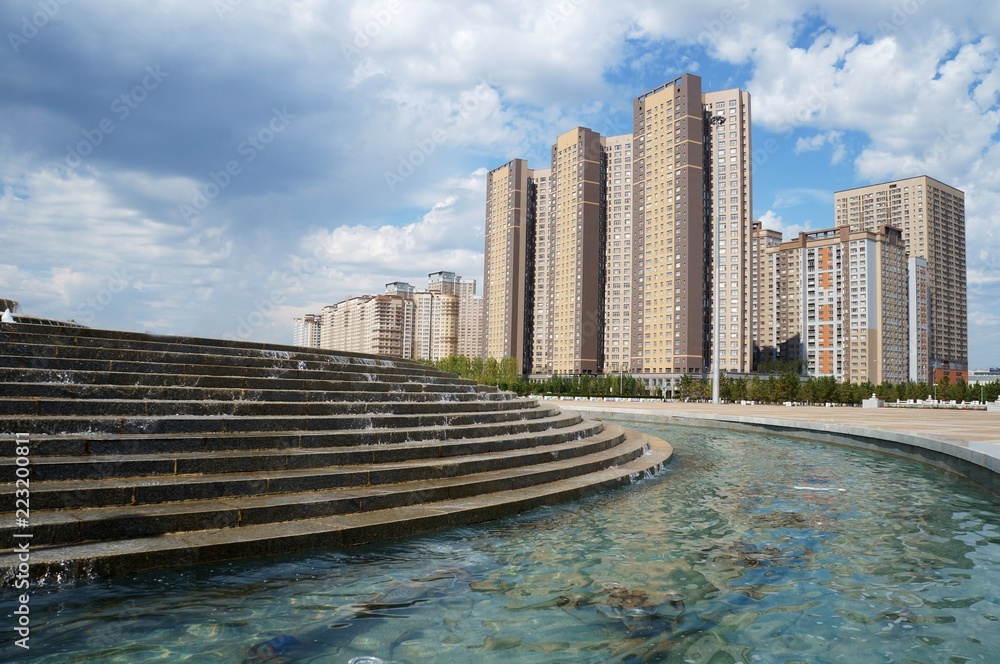 Лестничный фонтан с видом на жилой квартал С высотными домами! Stock ...