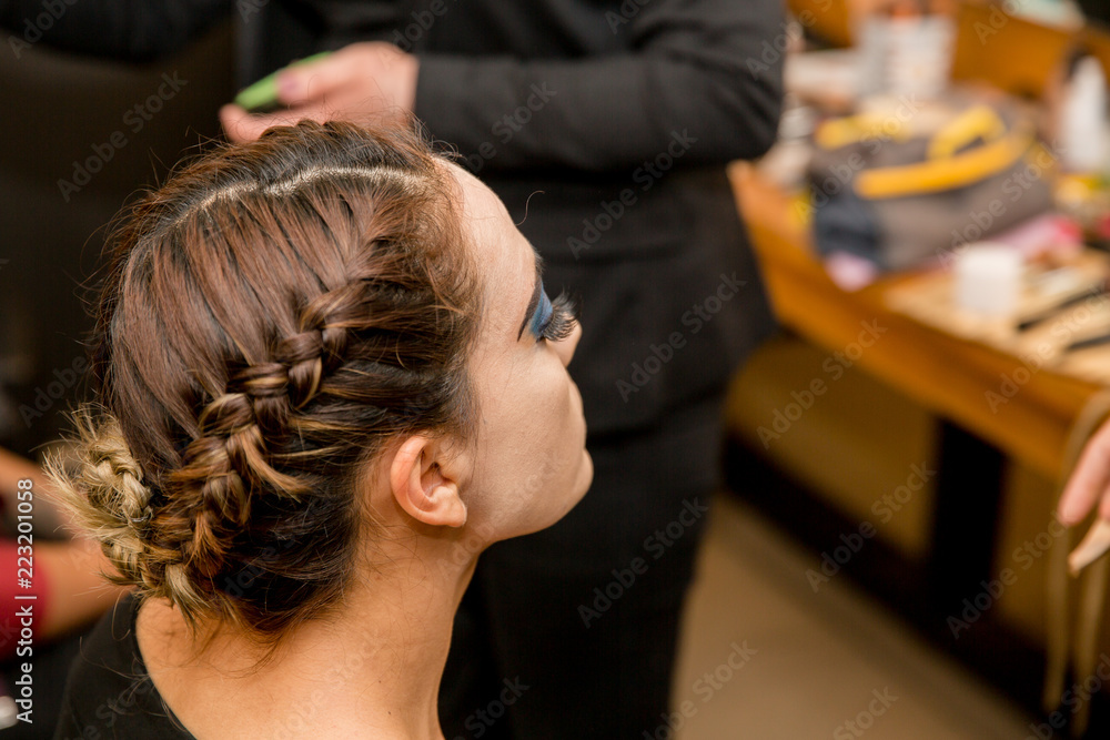 Naklejka premium Girl and beautiful hairstyle