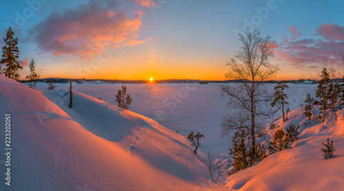 Tableau sur toile A colorful winter sunset on the Ladoga Lake