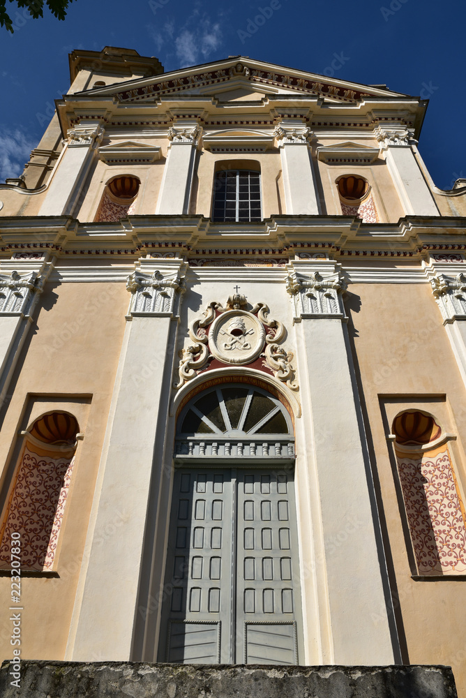 Façade baroque de l'église Saint-Pierre et Saint-Paul à Piedicroce en Corse