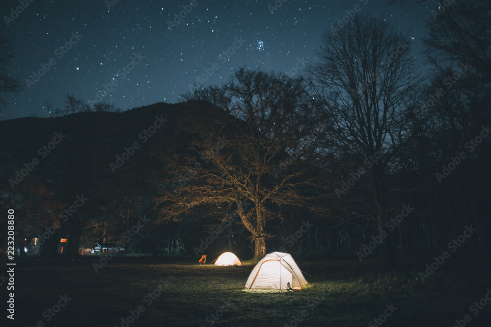キャンプ場の夜景　星空とテント泊