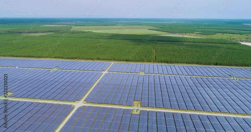champs de panneaux solaire dans une ferme solaire champs de panneaux solaire dans une ferme solaire